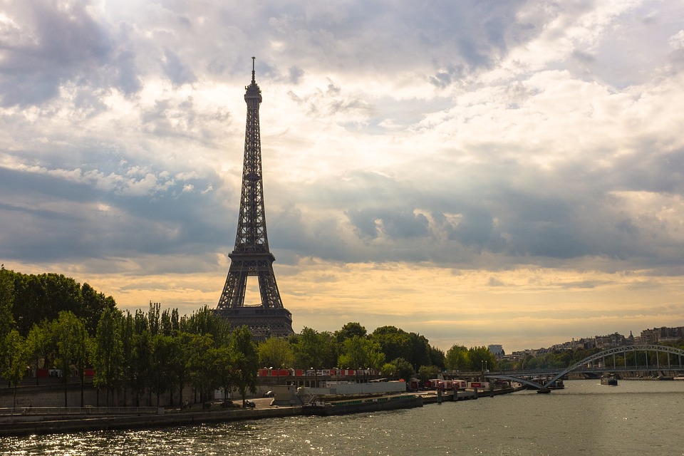 Parizs látnivalók - Eiffel torony Szajna